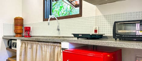 Coffee/tea maker, fridge, microwave, oven