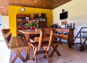 Dining - Chalet in Itaipava with Fireplace, Hot Tub and View (Petrópolis)