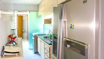 Geladeira, micro-ondas, fogão, cooktop