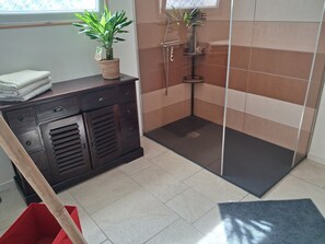 Handtücher, Seife, Toilettenpapier