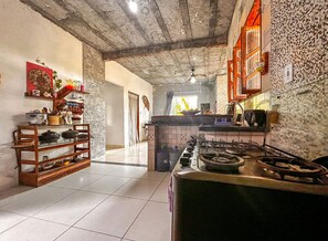 Fridge, stovetop, cookware/dishes/utensils - Ótima casa próxima à praia do Acuípe em Ilhéus/BA (Ilhéus)