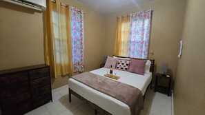 1 bedroom, desk, WiFi, bed sheets - OHC The Oasis at Hamlet C (Kingston)