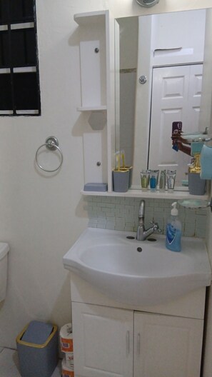 Shower, towels, toilet paper - OHC The Oasis at Hamlet C (Kingston)