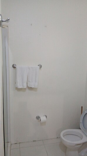 Shower, towels, toilet paper - OHC The Oasis at Hamlet C (Kingston)