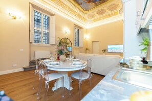 Dining - Bella Benci Frescoed Apartment Central Florence near Uffizi and Ponte Vecchio (Firenze)