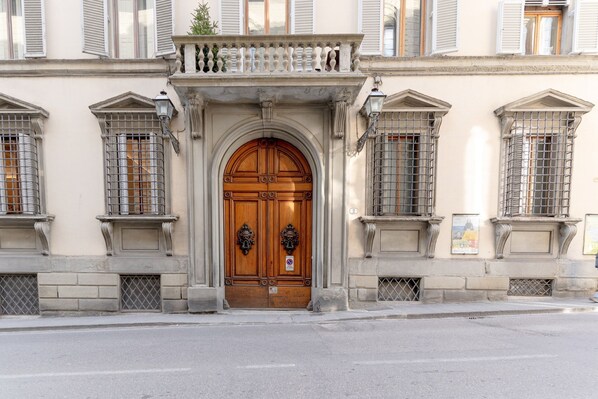 Exterior detail - Bella Benci Frescoed Apartment Central Florence near Uffizi and Ponte Vecchio (Firenze)