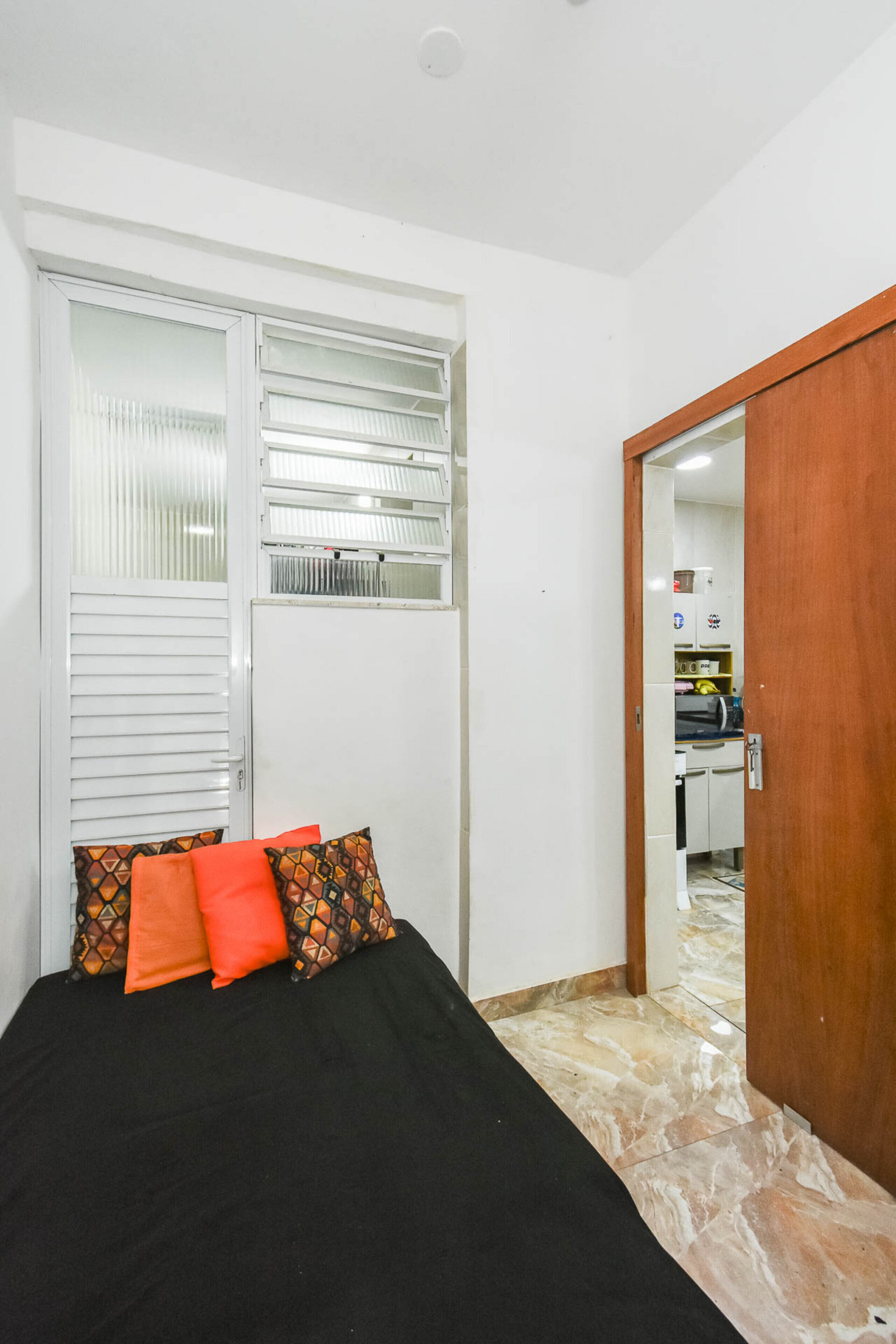 Tabla de planchar con plancha, wifi gratis y ropa de cama 