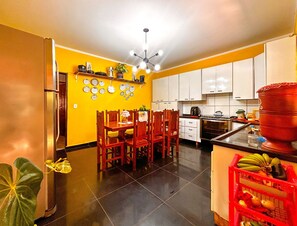 Coffee/tea maker, fridge, microwave, stovetop - Chácara com lazer e conforto em Joanópolis/SP (Joanópolis)