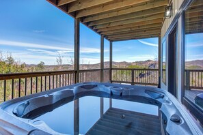 Outdoor spa tub - Gorgeous 6BD w/ Hot Tub | Mtn VIEWS + Pool Access (Gatlinburg)