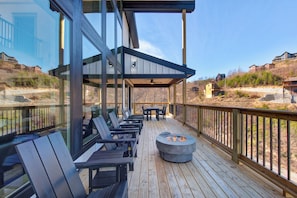 Outdoor dining - Gorgeous 6BD w/ Hot Tub | Mtn VIEWS + Pool Access (Gatlinburg)