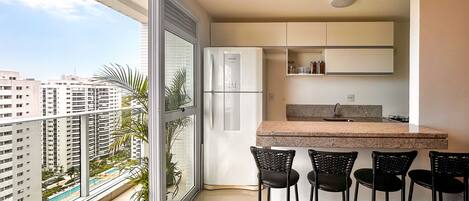 Cafetera y tetera, refrigerador, tostadora y utensilios de cocina