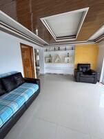 Apartamento família, sacada, vista para a montanha | Parte interna