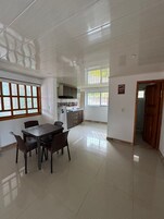 Apartamento família, sacada, vista para a montanha | Opções para refeição