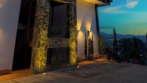 A modern house with a glass roof, stone pillars, and a view of the mountains. - Bella vista Hotel  (Choachí)