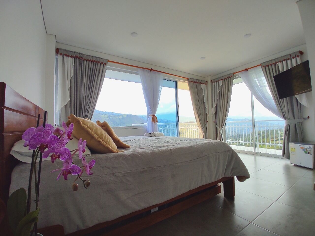 Romantische Studiosuite, Balkon, Bergblick | Laptopgeeigneter Arbeitsplatz, kostenloses WLAN