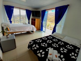 Quarto duplo família, sacada, vista para a montanha | Espaço de trabalho para notebook, Wi-Fi de cortesia