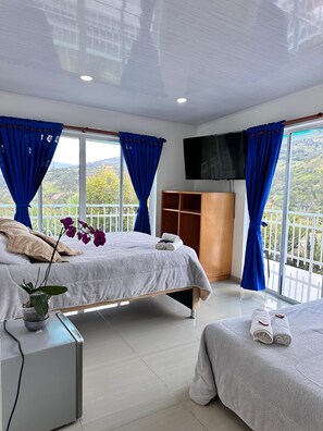 Chambre Familiale avec lits jumeaux, balcon, vue montagne