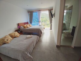 Espacio para trabajar con laptop y wifi gratis 