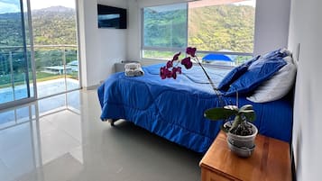 Rom – standard, balkong, fjellutsikt | Skrivebord for bærbar PC og wi-fi (inkludert)