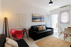 Living area - Ótimo apto c WiFi a 700m da Praia do Tombo-Guarujá (Guarujá)