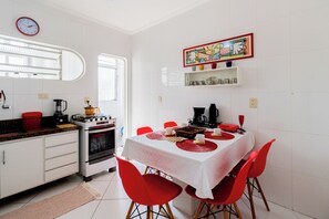 Private kitchen - Ótimo apto c WiFi a 700m da Praia do Tombo-Guarujá (Guarujá)