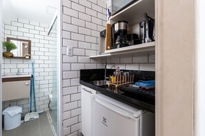 Kylskåp, mikrovågsugn, spishäll och grytor/köksredskap