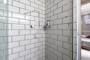Shower, towels - Loft próx do Aeroporto, no centro e com Wi-Fi (Rio de Janeiro)