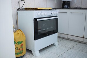Refrigerador, microondas, parrilla de estufa y cafetera y tetera 