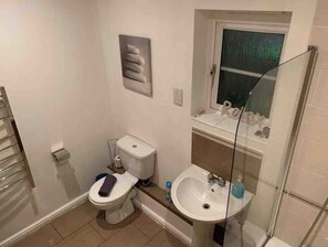 Shower, towels, toilet paper - 2 Bedroom Modern Apartment (Barry)