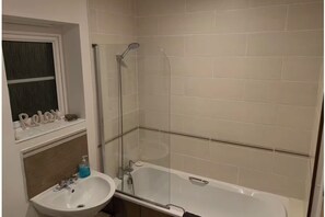 Shower, towels, toilet paper - 2 Bedroom Modern Apartment (Barry)