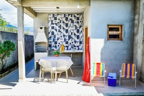 Outdoor dining - Chalet with Pool and BBQ in Caraguatatuba SP (Caraguatatuba)