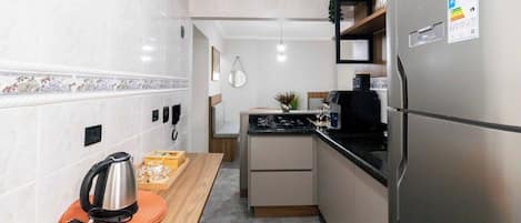 Jääkaappi, liesi, leivänpaahdin, keittoastiat/astiat/ruokailuvälineet
