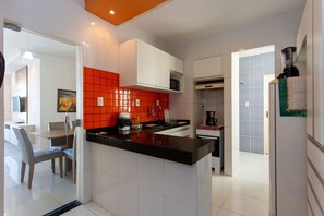 Fridge, microwave, oven, stovetop - Apto com ar-condicionado a 350m do mar em Aracaju (Aracaju)