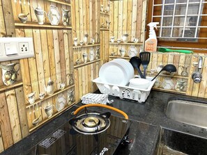 Réfrigérateur, micro-ondes, plaque de cuisson, cafetière/bouilloire