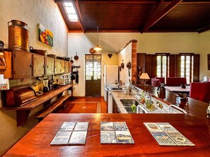 Microwave, oven, stovetop, coffee/tea maker - Chácara com piscina, WiFi e lazer completo - SP (Bragança Paulista)