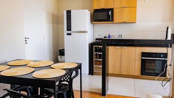 Geladeira, micro-ondas, fogão, cooktop
