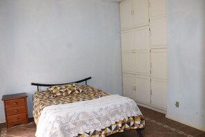 Een strijkplank/strijkijzer, gratis wifi, beddengoed