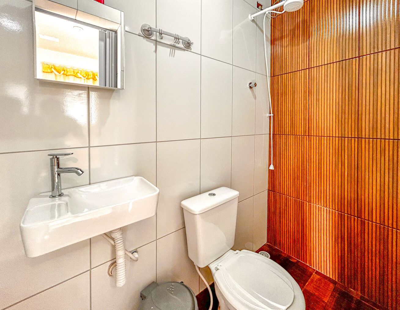 Ein Badezimmer mit Waschbecken, Toilette und Dusche.