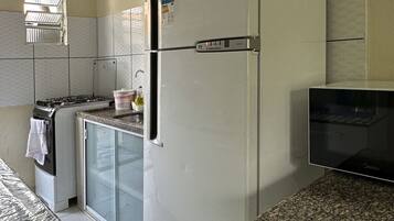 Coffee/tea maker, fridge, oven, stovetop
