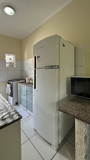 Coffee/tea maker, fridge, oven, stovetop - Apartamento aconchegante c Wi-Fi na Praia do Sapê (Ubatuba)