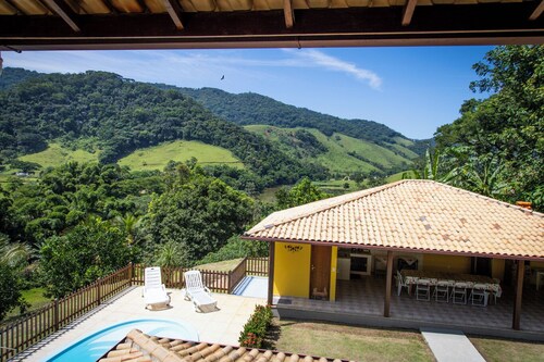 Casa ampla c piscina e churrasq em meio à natureza
