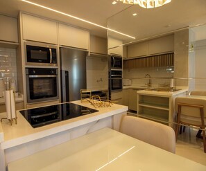 Refrigerador, microondas, horno y parrilla de estufa 