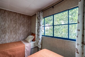 2 quartos, ferros/tábuas de passar roupa, berço de viagem