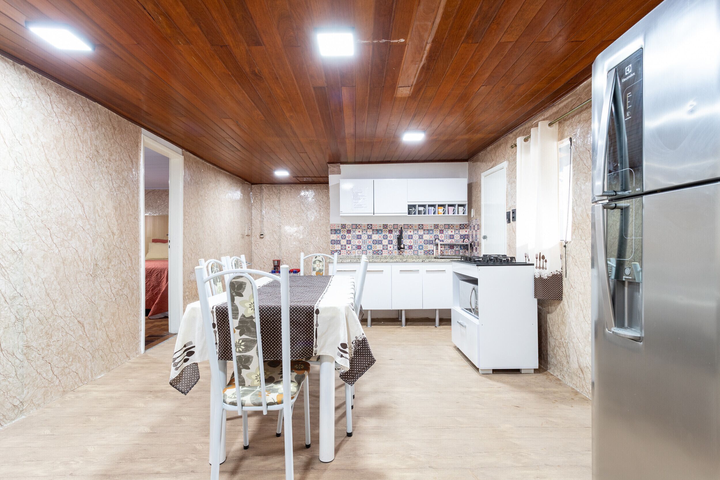Frigorífico, microondas, placa de cocina y cafetera o tetera