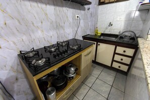 Fridge, microwave, stovetop, electric kettle - Apto a 260m do mar com ar-condicionado e Wi-Fi (Praia Grande)