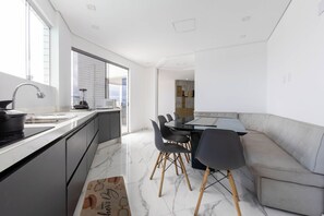 Microwave, stovetop, coffee/tea maker, cookware/dishes/utensils - Cobertura a beira mar com piscina e churrasqueira (Praia Grande)