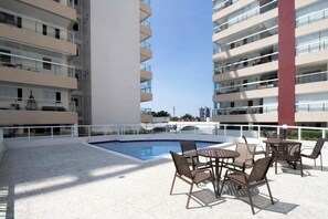 Outdoor dining - Apto com lazer completo a 500m da Praia da Enseada (Bertioga)