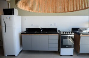 Fridge, microwave, oven, stovetop - Apto 300m das Toninhas c Piscina e Ar Condicionado (Ubatuba)