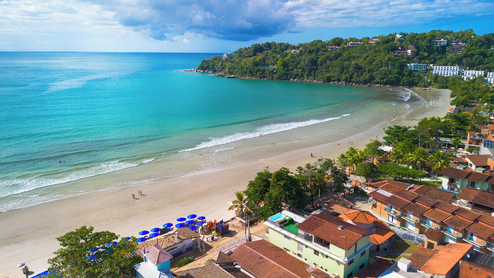 A Praia Toninhas é conhecida por sua ótima infraestrutura e águas cristalinas