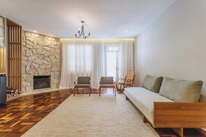 TV, fireplace - Apto bem equipado c WiFi,lareira e boa localização (Teresópolis)